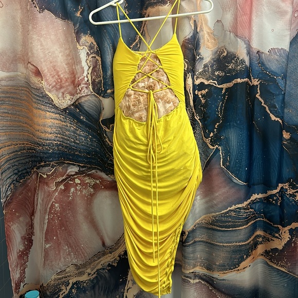 Bodycon backless yellow dress with side slit - Picture 2 of 4